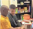  ?? EARL WILSON ?? Aspire Henley Elementary School teacher Earl Wilson looks over papers with student Jadon Knox.