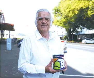  ??  ?? Kevin Potter out and about in Queen St, Warragul with the Royal Children’s Hospital appeal tin.