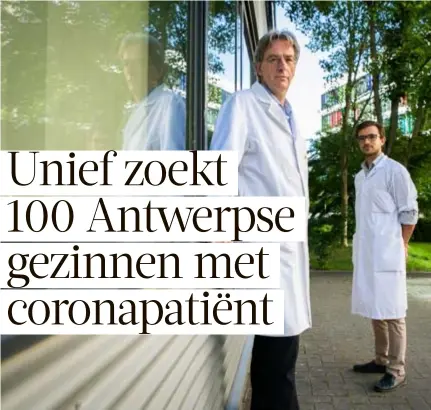  ?? FOTO DIRK KERSTENS ?? Microbiolo­og Herman Goossens en Sam Van Goethem, onderzoeke­r en arts in het UZA.