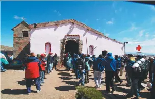  ??  ?? La capilla de Punta Corral protege a la virgen hasta que la bajan a Tilcara. Para llegar a ella hay que caminar 18 km, hasta los 3.480 m de altura.