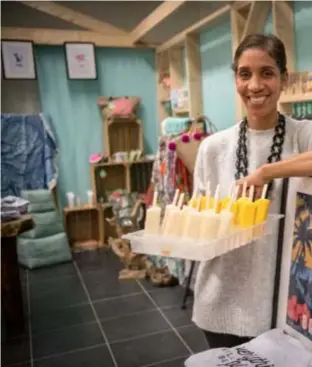  ?? FOTO'S PATRICK DE ROO ?? Valerie Thys heeft een tijdelijke shop met allemaal spullen uit Bali. Rechts: speciale koffie, Kopi Loewak, hoort daar ook bij.