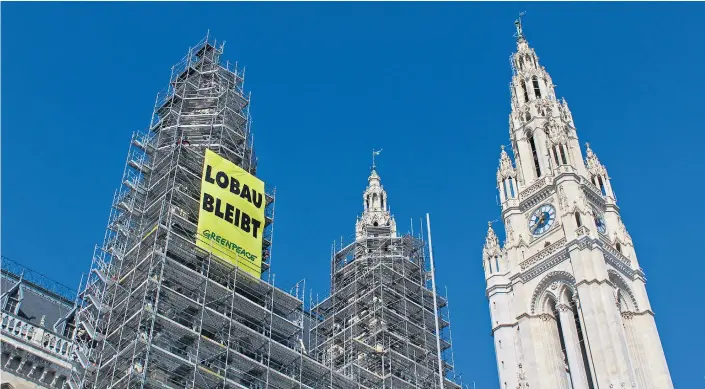  ?? ?? Greenpeace-Protest gegen das Bauprojekt in der Lobau am Wiener Rathaus Ende September. Auch innen, vor dem Büro des Bürgermeis­ters, wurde dagegen demonstrie­rt.