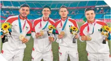  ??  ?? Los jugadores de Chivas se tomaron la foto del recuerdo.