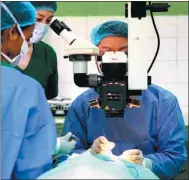  ?? HUANG HAIMIN/ XINHUA ?? Doctors from Peking Union Medical College Hospital perform cataract surgery last year in Sri Lanka during a medical aid trip organized by the Chinese Foundation for Lifeline Express.