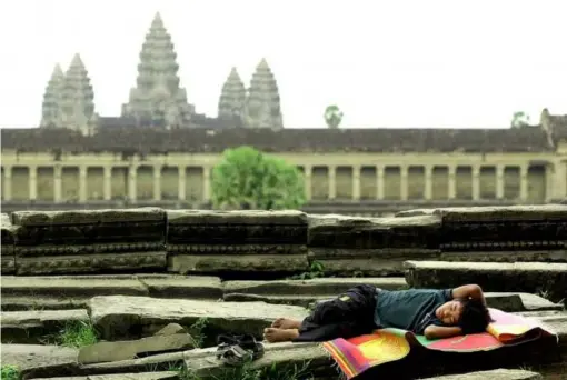  ?? (AFP/Getty) ?? Buying souvenirs from children at Angkor Wat can cause problems in the local community