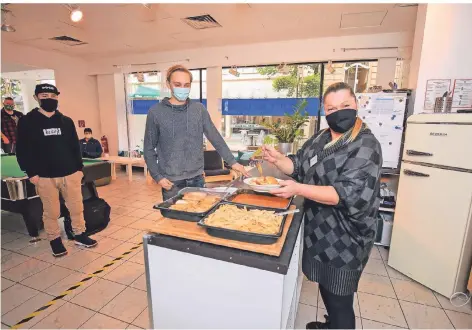  ?? RP-FOTOS (2): T. LAMMERTZ ?? Klaudija Blazekovic (r.) ist der gute Geist des Café Chance. Sie bekocht die Jugendlich­en und hat immer ein offenes Ohr für Sorgen und Nöte.