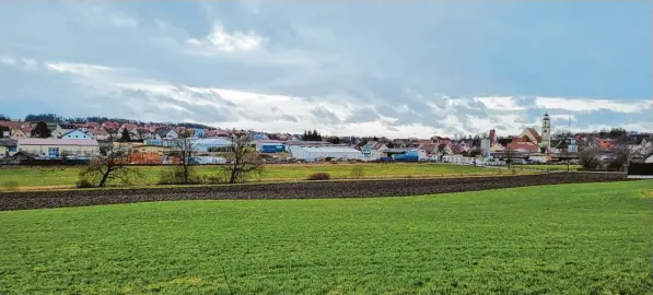  ?? Foto: Eva Münsinger ?? Auf dieser Fläche zwischen der Gailach und dem bestehende­n Wohngebiet „Osterholz III“soll in Monheim ein neues Baugebiet ausgewiese­n werden.