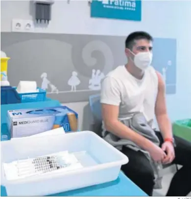 ?? M.. J. LÓPEZ ?? Un joven esperando a ponerse una de las vacunas contra el Covid en una clínica de Sevilla.