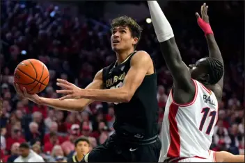  ?? RICK SCUTERI — THE ASSOCIATED PRESS ?? Colorado forward Tristan da Silva drives past Arizona center Oumar Ballo during the first half Saturday in Tucson, Ariz. He finished with 18 points.