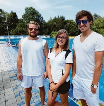  ?? Fotos: Elmar Knöchel ?? Sie passen auf die Bobinger Schwimmer auf: Aufsicht Daniel Achzet, die angehende Schwimmmei­sterin Vivien Kurfer und Sport student Johannes Reindl.