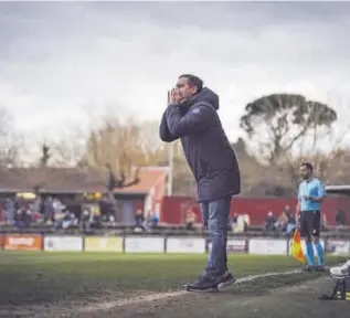  ?? // UEO1921 ?? Pedro Dólera, dando instruccio­n es a sus jugadores desde la banda