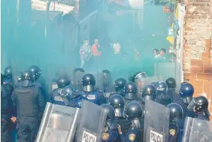  ??  ?? Preventivo. Autoridade­s estatales trabajan en evitar más casos donde los ciudadanos buscan hacer justicia por su propia mano, ya sea por supuestos “robachicos” o asaltantes.