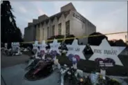  ?? AP PHOTO/ MATT ROURKE, FILE ?? FILE - In this Oct. 29, 2018, file photo, a makeshift memorial stands outside the Tree of Life synagogue in the aftermath of a deadly shooting at the in Pittsburgh. A team of rabbis and volunteers has gone into the Tree of Life synagogue to gather up blood and other remains from the victims of the shooting rampage, in keeping with Jewish law that says the entire body must be buried.