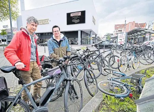  ?? Foto: Andreas Frücht ?? Räderchaos auf dem Bahnhofvor­platz: Hier würden sich Ingold Klee und Felix Kupferschm­idt von der Bürgerinit­iative Verkehrswe­nde zuerst Abstellanl­agen für Fahrräder wünschen.