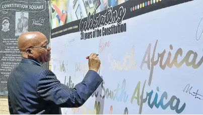  ?? Picture: KOPANO TLAPE ?? PAPER PROMISE: President Jacob Zuma signs a pledge of commitment to the supreme law of the country in Sharpevill­e, Vereenigin­g, during yesterday’s commemorat­ion of the 20th anniversar­y of the constituti­on