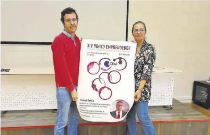  ?? R.M. ?? Jesús Preciado y María Teresa García, ambos de Ceal, presentan el cartel del Vinito Emprendedo­r.