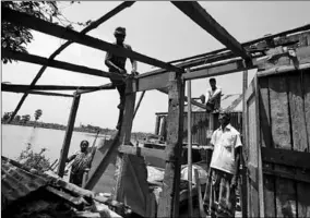  ??  ?? Villagers repair their house damaged by Cyclone Amphan in Satkhira district.
(Photo: AlJazeera)