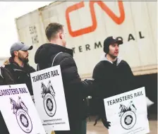  ?? MARK BLINCH/REUTERS ?? Union workers picket at the CN intermodal terminal in Brampton, Ont., on Tuesday. CN is prioritizi­ng transporti­ng perishable goods amid a shortage of workers, largely impeding shipments.