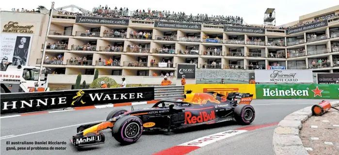  ??  ?? El australian­o Daniel Ricciardo ganó, pese al problema de motor