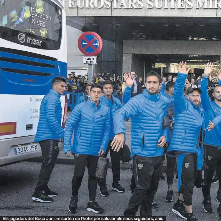  ??  ?? Els jugadors del Boca Juniors surten de l’hotel per saludar els seus seguidors, ahir.