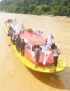  ??  ?? The chartered express boat carrying the GPS Flag Rally entourage arrives at Kapit Terminal.