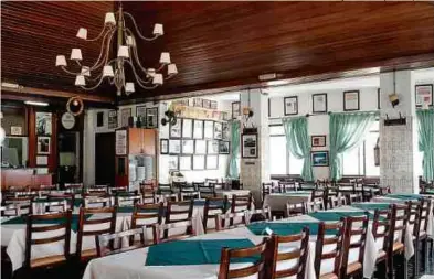  ?? Ezyê Moleda/Folhapress ?? O centro de São Paulo visto do do largo da Matriz; cervejas do bar Frangó; e o tradiciona­l salão da Pizzaria Bruno, fundada em 1939