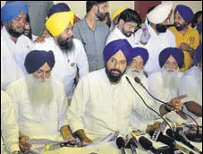  ?? SAMEER SEHGAL/HT ?? Former cabinet minister and SAD MLA Bikram Singh Majithia along with party leaders addressing a press conference in Amritsar on Sunday.