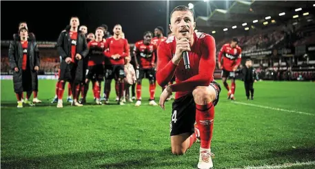  ?? | PHOTO : GUILLAUME SALIGOT / OUEST-FRANCE ?? Pierre Lemonnier, buteur et micro à la main, a notamment permis à Guingamp d’enchaîner une deuxième victoire pour la première fois de la saison.