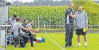  ?? FOTO: FLORIAN WOLF ?? Ulms neuer Trainer Holger Bachthaler, hier im Gespräch mit der Vereinsleg­ende, dem langjährig­en Torwart und jetzigen Torwarttra­iner Holger Betz.