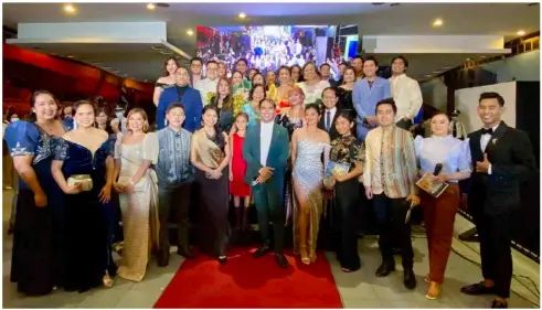  ?? ?? The cast and producer of ‘Siglo ng Kalinga’ at the film’s red carpet premiere