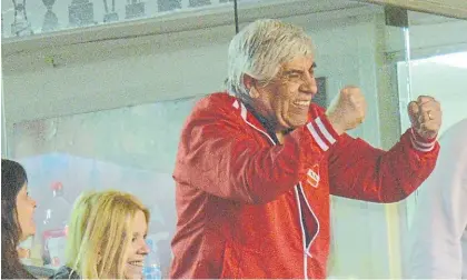  ?? MARIO QUINTEROS ?? Alegría. Moyano festeja ayer uno de los goles de Independie­nte junto a su mujer Liliana Zulet.