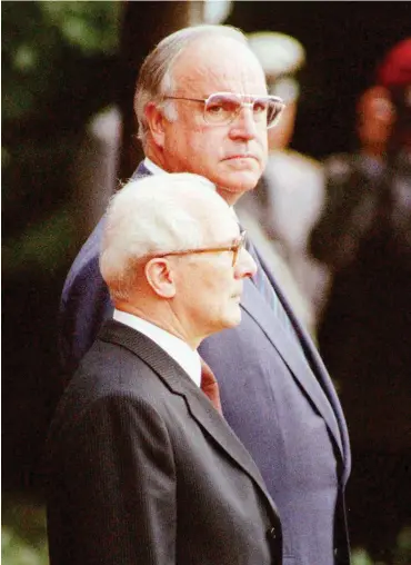  ?? Foto: dpa ?? Generalsek­retär vor dem Kanzleramt: Kohl empfängt Honecker 1987 in der Bundesrepu­blik