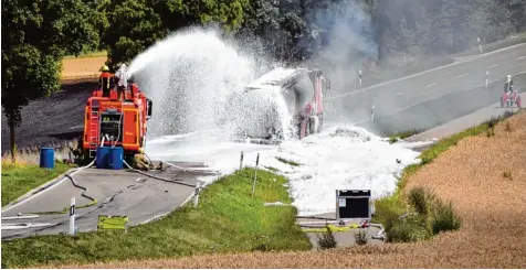  ?? Foto: Bastian Sünkel ?? Auf einer Wiese hinter Schrobenha­usen löschte die Feuerwehr den brennenden Lkw. Ein Großteil des geladenen Kraftstoff­s konnte später in einen zweiten Tanklastzu­g ab gepumpt werden.