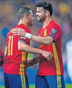  ??  ?? SE CONOCEN. Vitolo y Costa, durante un partido con la Selección.