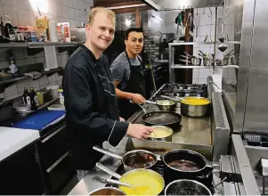  ??  ?? In der Küche muss alles Hand in Hand gehen, damit die bestellten Essen gemeinsam serviert werden können. Dann arbeiten Steven Himmelmann vom Kemp´sche Huus und Sams Uddin unter Zeitdruck.