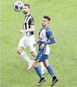  ?? ÁNGEL DE CASTRO ?? Sebas Moyano va a por un balón aéreo durante el partido.