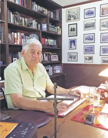  ??  ?? ► El ex general Gary Prado, hoy de 79 años, en el escritorio de su casa, en Santa Cruz, Bolivia.