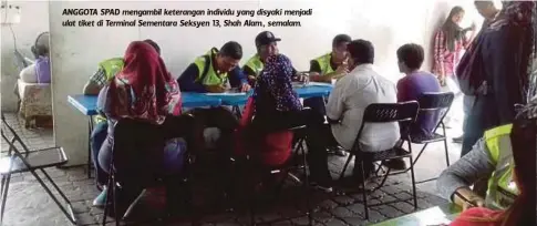  ??  ?? ANGGOTA SPAD mengambil keterangan individu yang disyaki menjadi ulat tiket di Terminal Sementara Seksyen 13, Shah Alam., semalam.