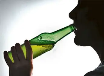  ?? RICHARD CLARK/ISTOCK ?? The main way alcohol causes health problems, scientists think, is by damaging DNA. When you drink alcohol, your body metabolize­s it into acetaldehy­de, a chemical toxic to cells.
