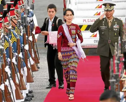  ?? —NIÑO JESUS ORBETA ?? ONTHE RED CARPET Myanmar’s state counselor and foreign minister, Aung San Suu Kyi, gets military honors at Clark Internatio­nal Airport.