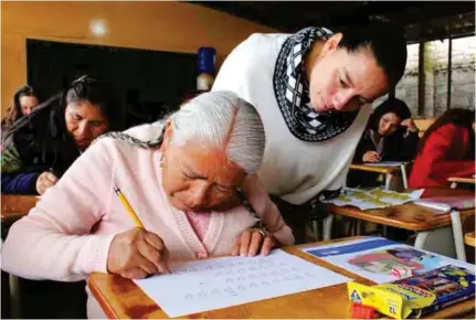  ??  ?? CAMPAÑA. Foto referencia­l de procesos de alfabetiza­ción en el país para diferentes sectores de la población.