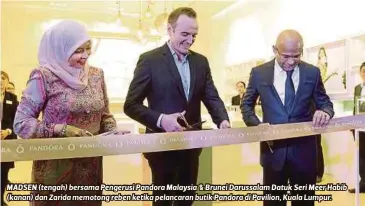  ??  ?? MADSEN (tengah) bersama Pengerusi Pandora Malaysia & Brunei Darussalam Datuk Seri Meer Habib (kanan) dan Zarida memotong reben ketika pelancaran butik Pandora di Pavilion, Kuala Lumpur.