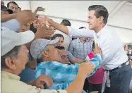  ??  ?? Sobre estas líneas, el presidente Enrique Peña Nieto al encabezar la conmemorac­ión por el Día Mundial del Agua, en Misantla, Veracruz. A la izquierda, una mascota bebe de una fuente en Ciudad de México