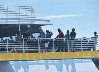  ??  ?? AFLUENCIA. Los turistas salvadoreñ­os están llegado en pequeños grupos al litoral atlántico de Honduras. Hasta ayer eran pocos los que viajaron a Roatán.