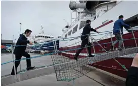  ??  ?? I FISKERIHAV­NEN: Japans fiskerimin­ister, Ken Saito, følger skipper Tor Magne Drønen og daglig leder Stig Østervold om bord i fiskebåten «Haugagut» i Torangsvåg på Austevoll.