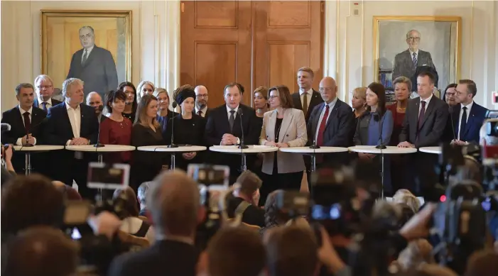  ?? FOTO: TT/ANDERS WIKLUND ?? 134 dagars brottning gav Sverige en regering som statsminis­ter Stefan Löfven (i mitten) kunde presentera i går.