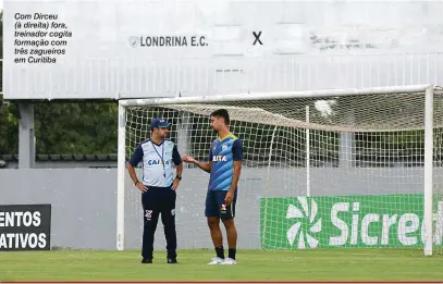  ?? Gustavo Carneiro/09-03-2018 ?? Com Dirceu (à direita) fora, treinador cogita formação com três zagueiros em Curitiba