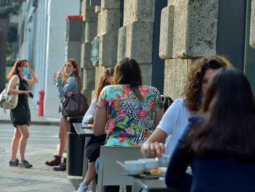  ??  ?? Non sono mancati i clienti ieri nei locali di Bergamo, né in centro e né in Città Alta. I gestori sembrano far rispettare le distanze (foto Manzoni/Ansa)