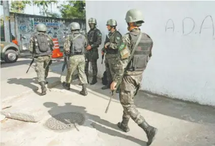  ?? EstEfan Radovicz ?? Militares das Forças Armadas se preparam para fazer o cerco num acesso ao Morro dos Macacos