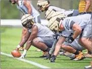  ?? Kennesaw State - Kyle Hess ?? Kennesaw State center William Nana Fabu prepares to snap the ball during a drill Friday on the opening day of preseason practice.